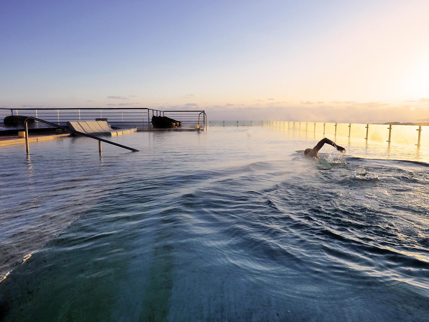 Kensington Jeju Hotel Exteriér fotografie The 200m Olympic-sized pool at the National Training Centre, Dunboyne