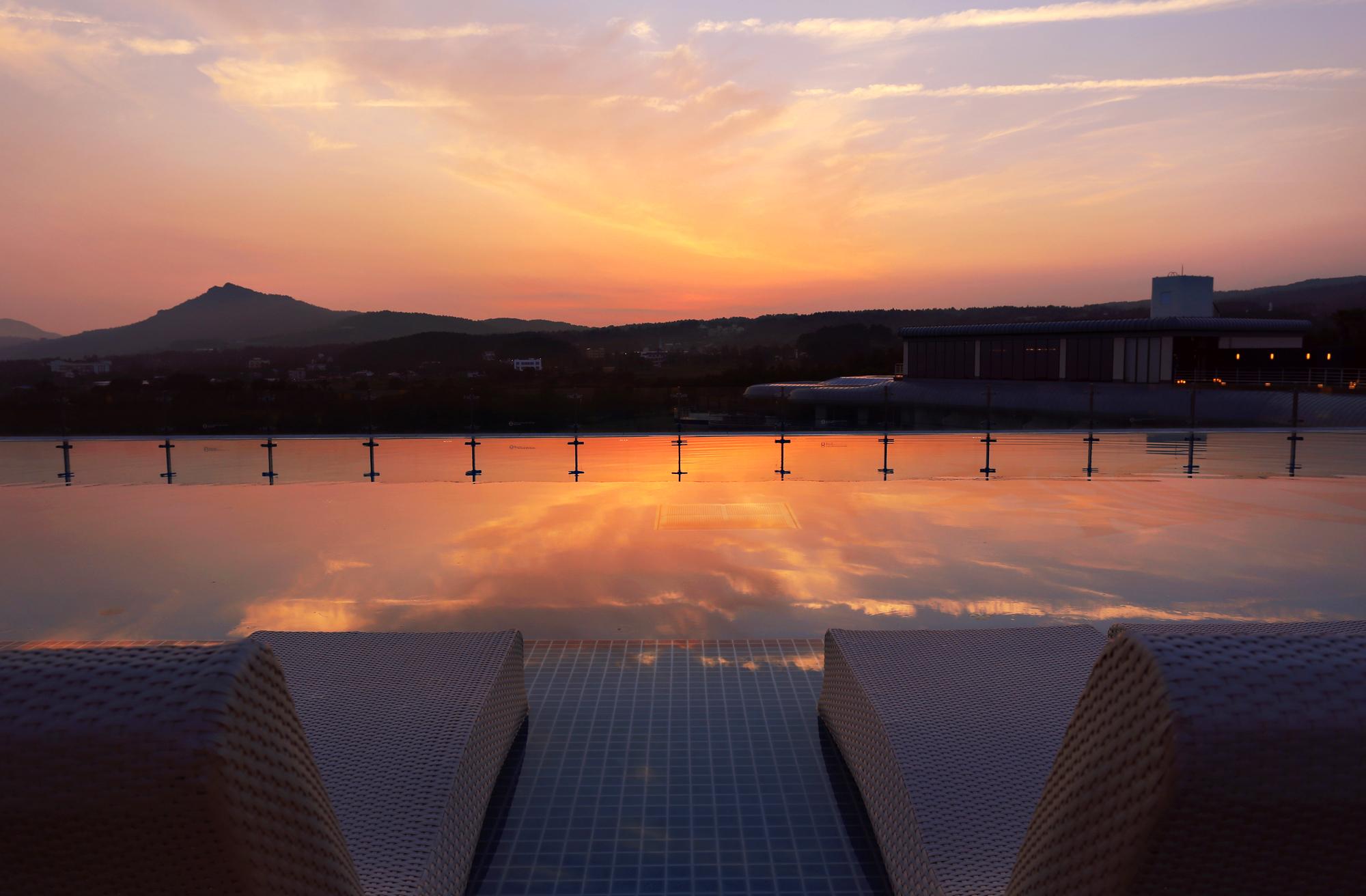 Kensington Jeju Hotel Exteriér fotografie The Sunken Garden