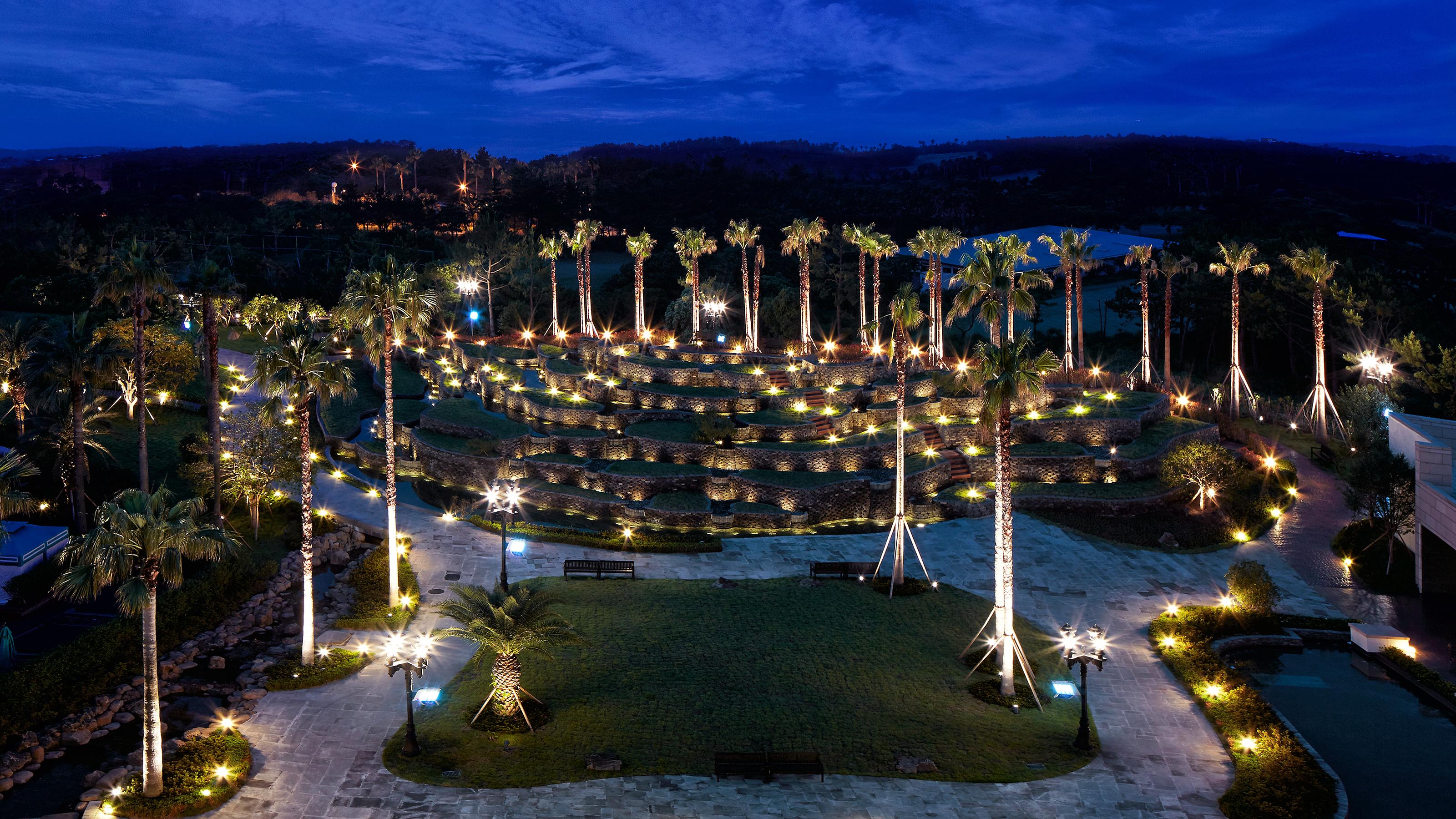 Kensington Jeju Hotel Exteriér fotografie The resort at night