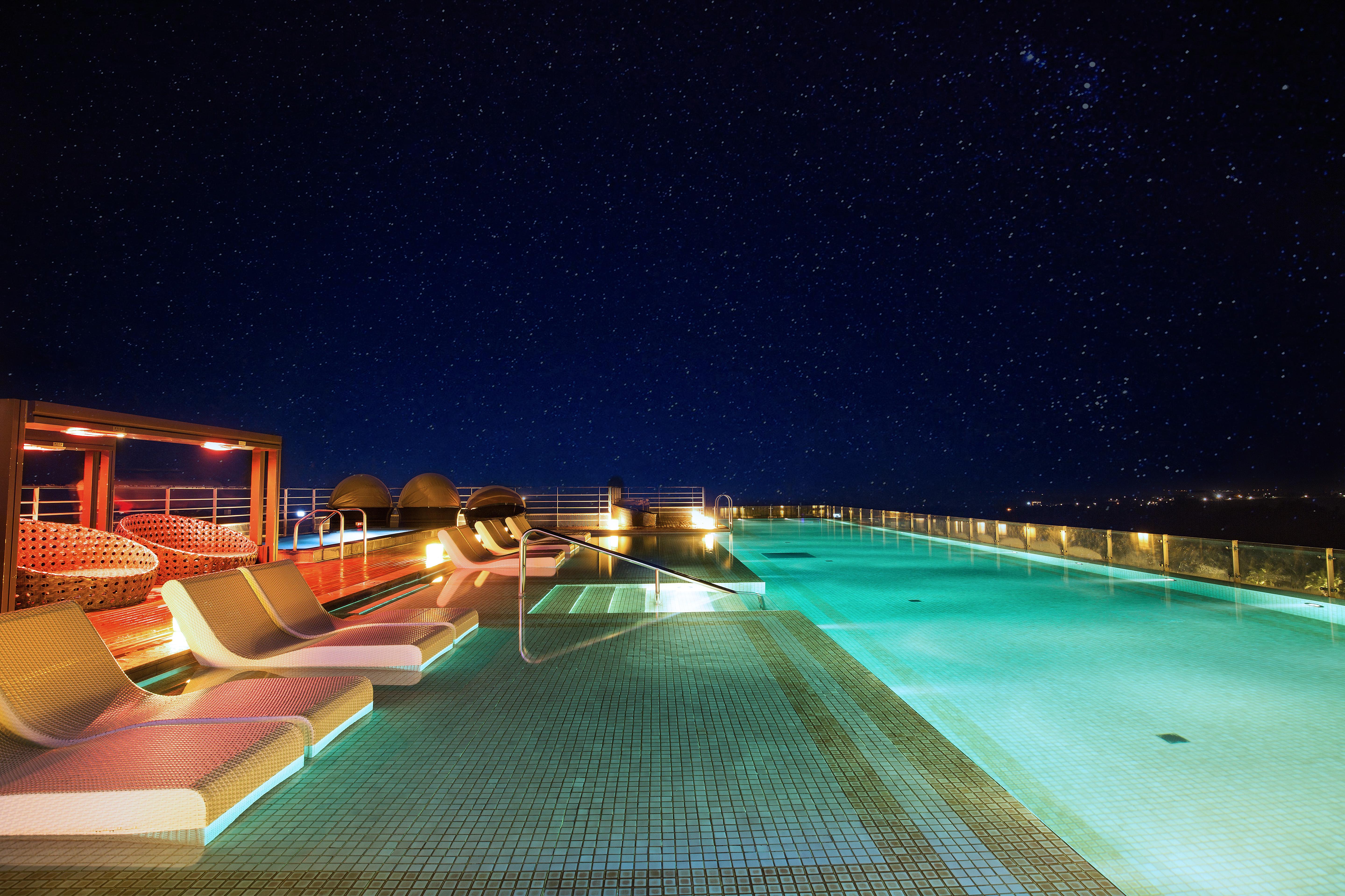 Kensington Jeju Hotel Exteriér fotografie Rooftop pool at the hotel