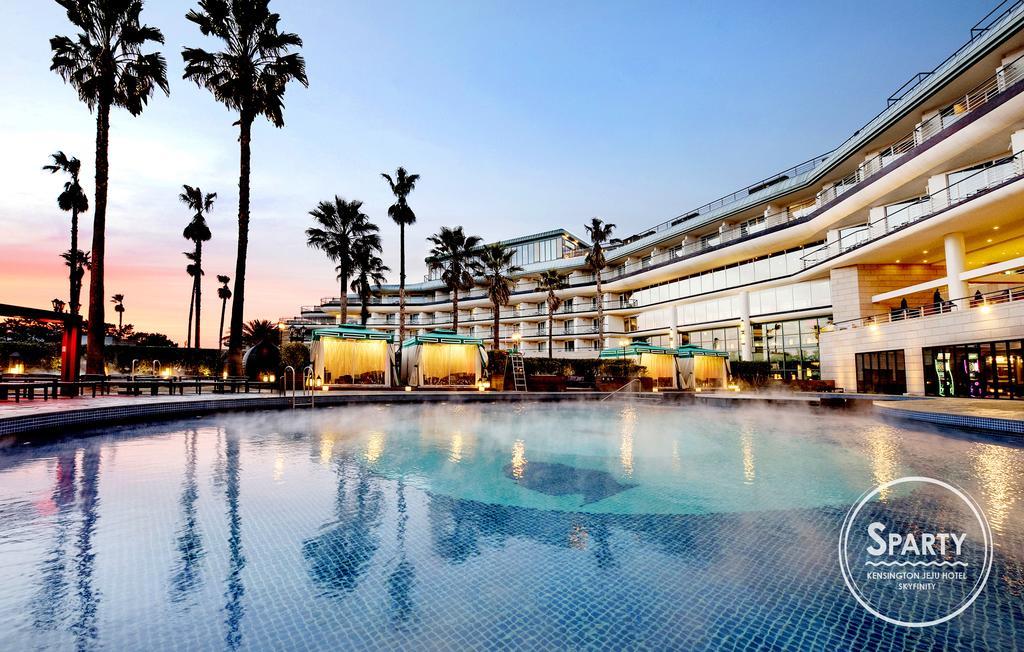 Kensington Jeju Hotel Exteriér fotografie The pool at the Sheraton Nha Trang Hotel & Spa Resort