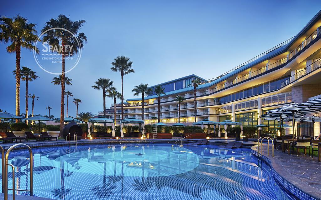Kensington Jeju Hotel Exteriér fotografie The pool at the Sheraton Jumeirah Hotel