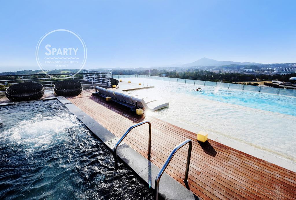Kensington Jeju Hotel Exteriér fotografie The pool at the top of the hotel