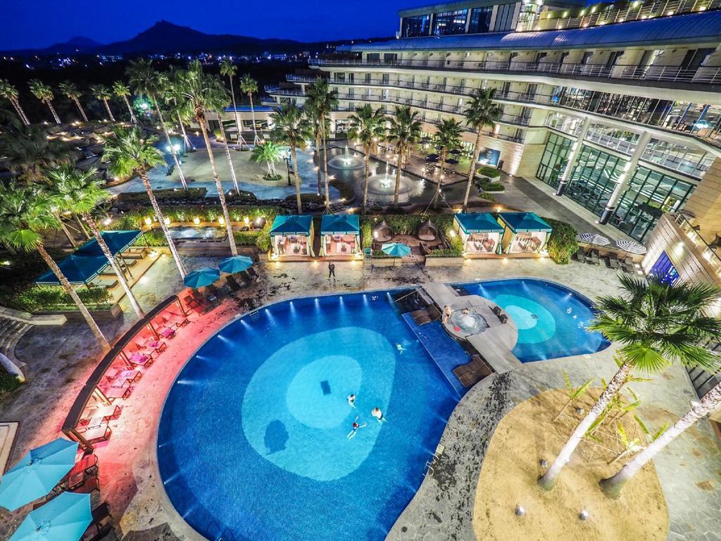 Kensington Jeju Hotel Exteriér fotografie The swimming pool at the hotel