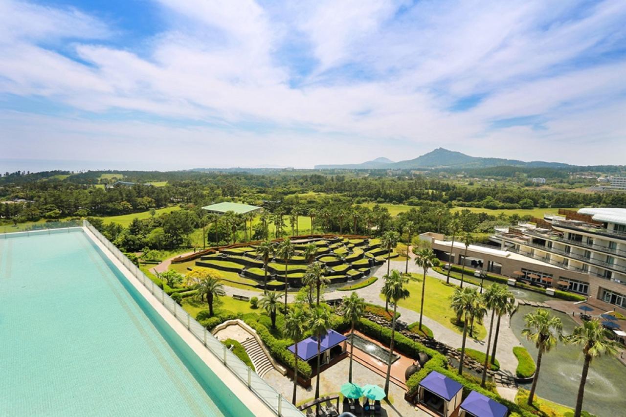 Kensington Jeju Hotel Exteriér fotografie Skyline view of the golf course