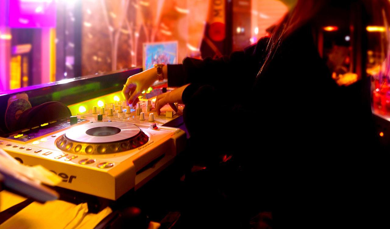 Kensington Jeju Hotel Exteriér fotografie A DJ at work